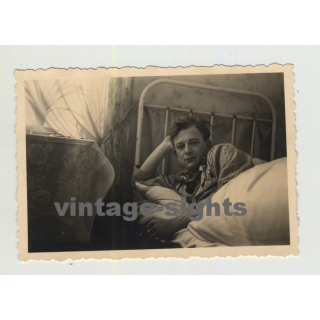 Pretty Guy Lies In Bed - Just Woke Up (Vintage Photo 40s/50s Gay Int)