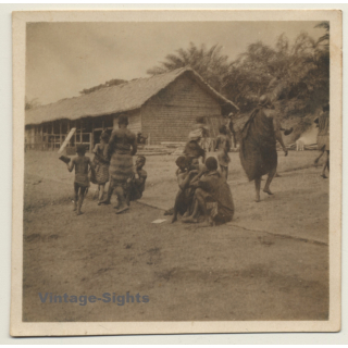 Congo-Belge: Indigenous Tribe Members In Front Of Hut / Sarong (Vintage Photo ~1930s)