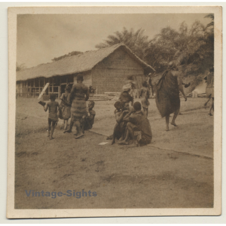 Congo-Belge: Indigenous Tribe Members In Front Of Hut / Sarong (Vintage Photo ~1930s)
