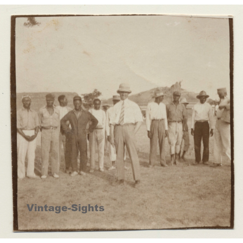 Congo-Belge: Colonial Engineer Surrounded By Native Workers (Vintage Photo ~1920s)