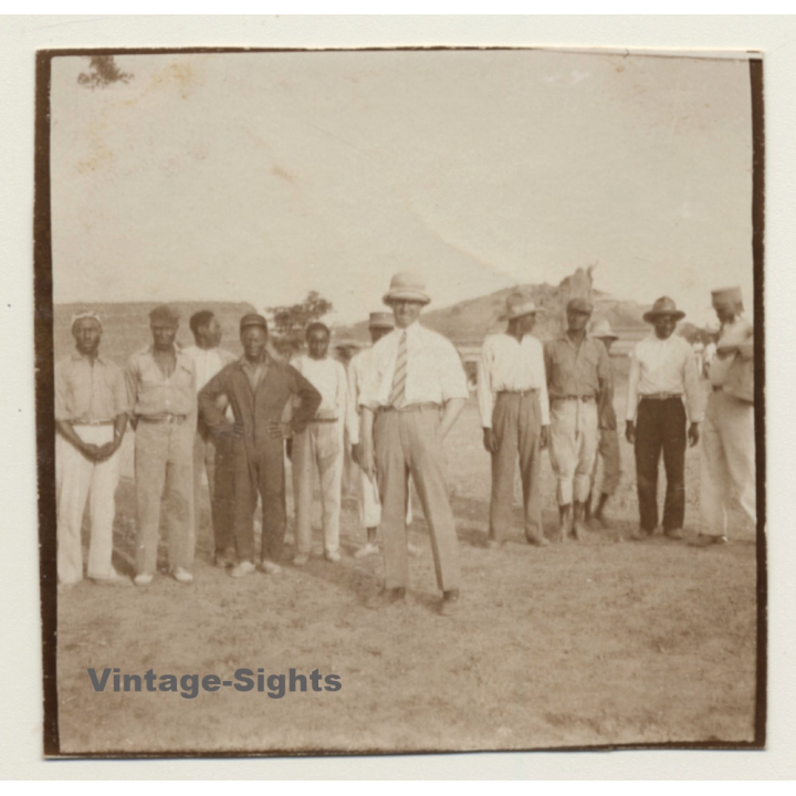 Congo-Belge: Colonial Engineer Surrounded By Native Workers (Vintage Photo ~1920s)