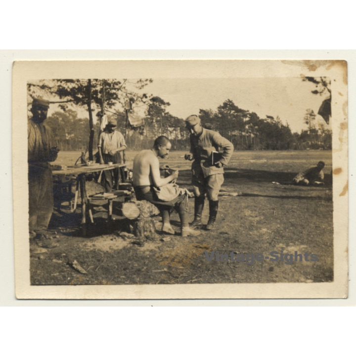 France WW1: La Chasse Aux Fotos / Soldiers In Camp (Vintage Photo 1917)