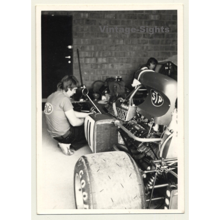 Nivelles-Baulers GP: Mechanic Working On March 721 X / Ronnie Peterson (Vintage Photo 1972)