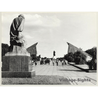 Treptow - Berlin: Sowjetisches Ehrenmal / Soviet Cenotaph *3 (Vintage Photo: Wolfgang Klein ~1960s/1970s)