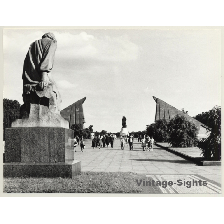 Treptow - Berlin: Sowjetisches Ehrenmal / Soviet Cenotaph *3 (Vintage Photo: Wolfgang Klein ~1960s/1970s)