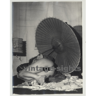 Nude Woman W. Japanese Parasol / Feet - Butt (Vintage Amateur Photo 60s/70s L)