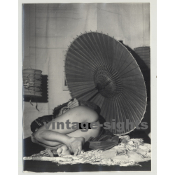 Nude Woman W. Japanese Parasol / Feet - Butt (Vintage Amateur Photo 60s/70s L)