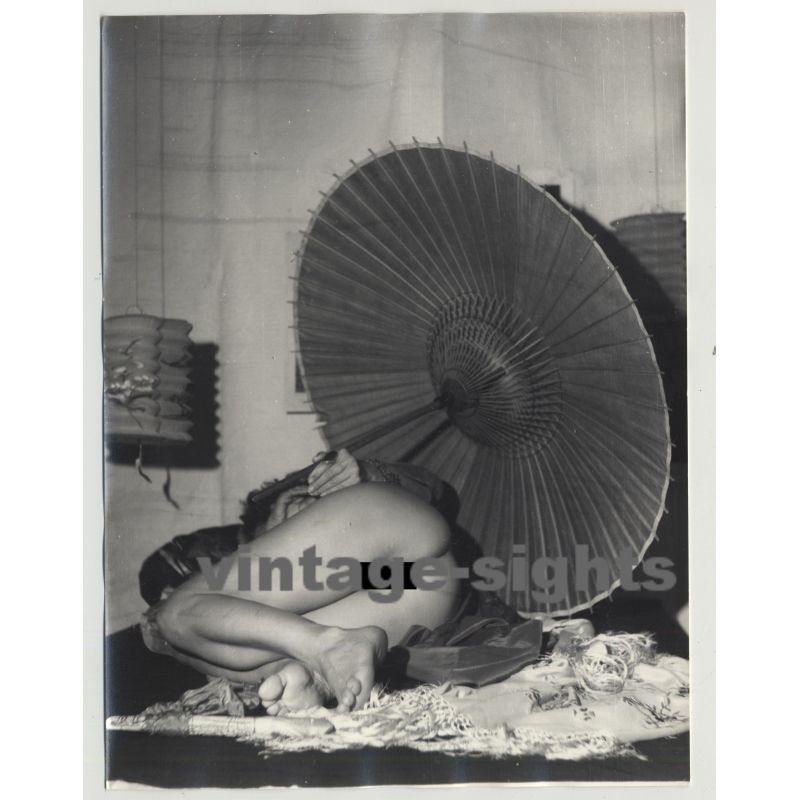 Nude Woman W. Japanese Parasol / Feet - Butt (Vintage Amateur Photo 60s/70s L)