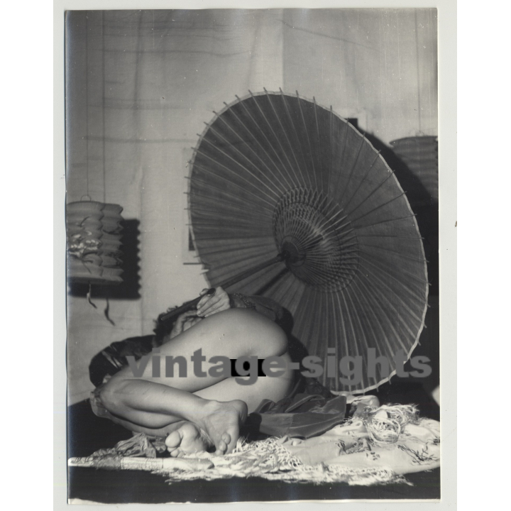 Nude Woman W. Japanese Parasol / Feet - Butt (Vintage Amateur Photo 60s/70s L)