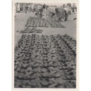 Tanzania: Maasai Women Selling Traditional Sandals / Ethno (Vintage Photo ~1980s)