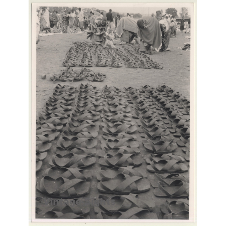 Tanzania: Maasai Women Selling Traditional Sandals / Ethno (Vintage Photo ~1980s)