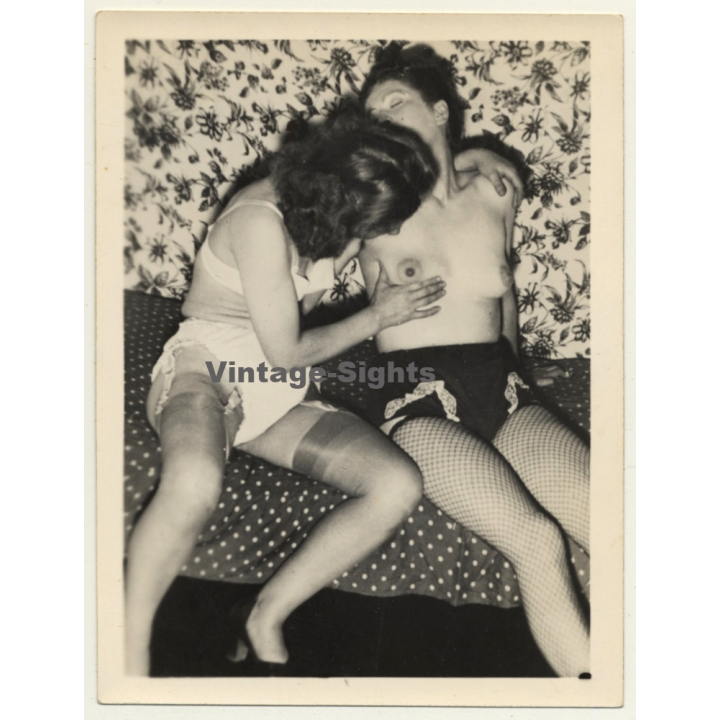 2 Semi Nude Females In Close Encounter / Fishnets - Lesbian INT (Vintage Photo ~1940s)