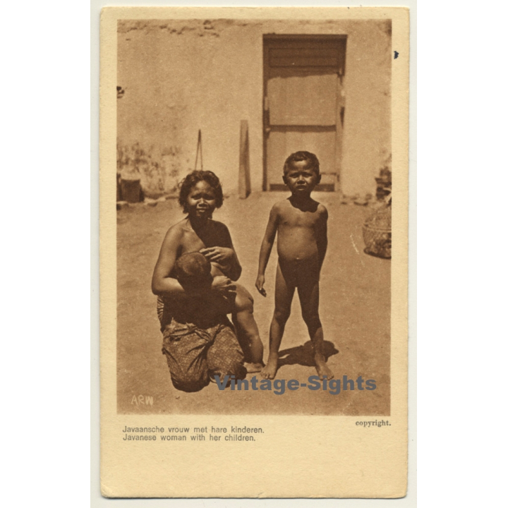 Indonesia: Javanese Woman With Her Children / Ethno (Vintage PC)