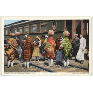 USA: Pueblo Indians Selling Pottery / Native Americans (Vintage Postcard)