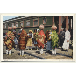 USA: Pueblo Indians Selling Pottery / Native Americans (Vintage Postcard)