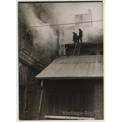 Paris 2. Arr.: Fire At Leather Goods Trade / Firefighters On Roof (Vintage Press Photo 1930s/1940s)