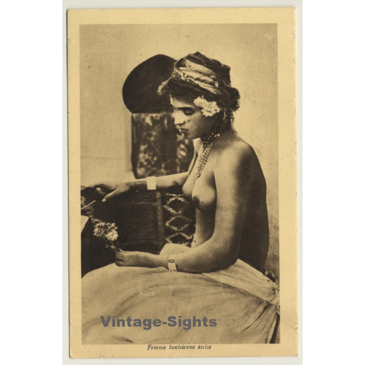 Maghreb: Femme Tunisienne Assise / Semi Nude - Ethnic (Vintage PC ~1920s/1930s)