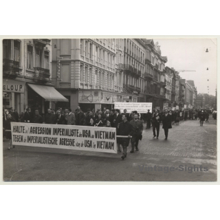 Bruxelles / Belgium: Demonstration Against Vietnam War (Vintage Press Photo  ~1960s)
