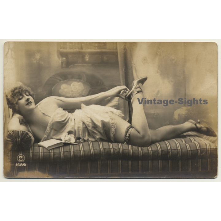 P.C. Paris 1486: Pretty French Lingers On Chaiselongue / Boudoir - Risqué (Vintage RPPC ~1910s/1920s)