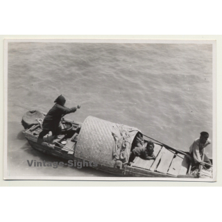 China: Family In Traditional Boat / Sampan - Yangtze ? (Vintage Photo ~1930s)