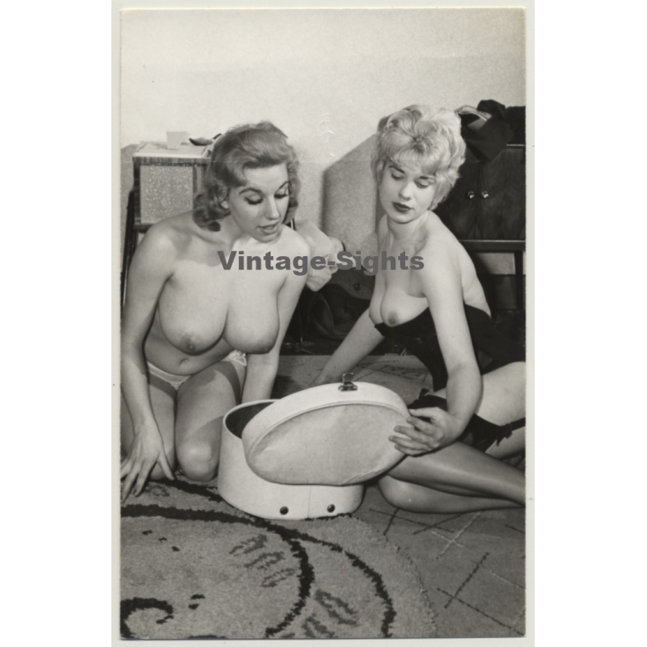 2 Busty Blonde Pinups Check Beauty Case / Boobs (Vintage Photo ~ 1950s)