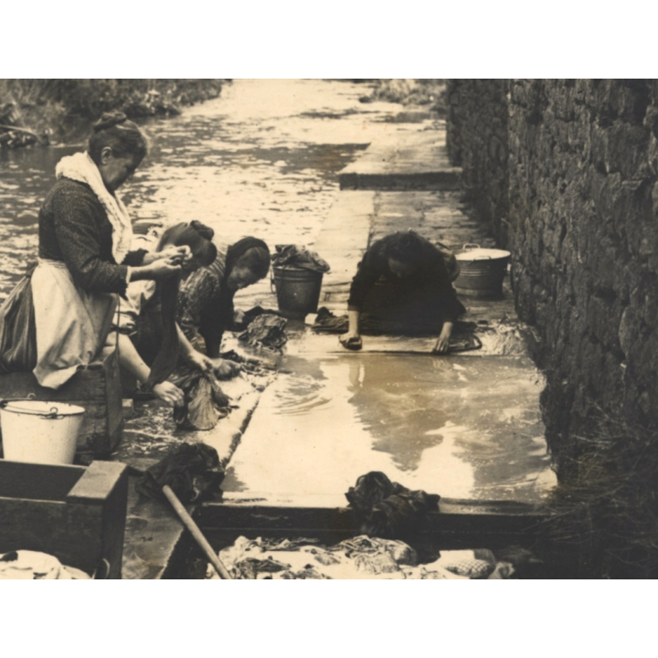 Batty Fischer (1877-1958): Luxembourg Women Do Laundry In River (Vintage Photo 1905 ?)