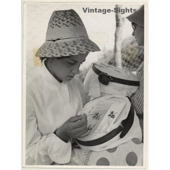 Estellencs: Mallorcan Embroidery / Bordado Mallorquín (Vintage Photo Tarlton 1965)