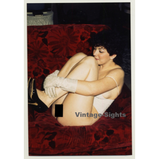 Mature Darkhaired Nude On Red Couch *3 / Curled Up - White Gloves (Vintage Photo Germany ~1990s)