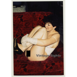 Mature Darkhaired Nude On Red Couch *3 / Curled Up - White Gloves (Vintage Photo Germany ~1990s)