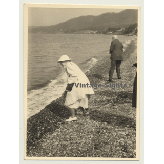 Élisabeth En Bavière - Reine Des Belges *3 / Seashore (Vintage Photo 1950s/1960s)