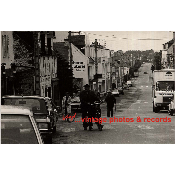 29890 Brignogan/France: Street Scene People Cars Bikes