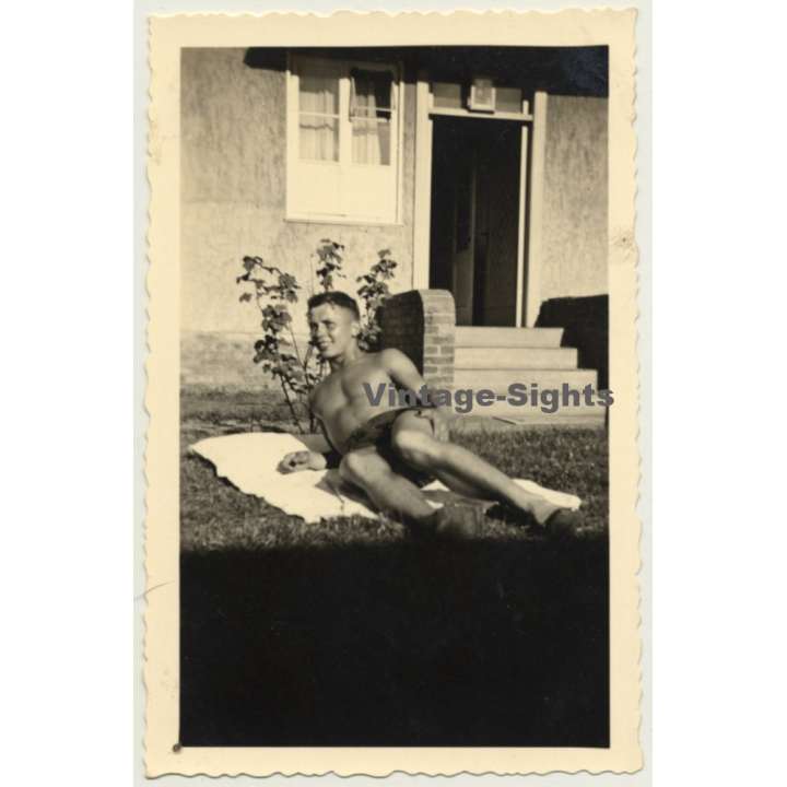 Muscular Young Man Sunbathing / Gay INT (Vintage Photo ~1940s)