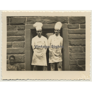 Stuttgart / Germany: 2 Bäcker - Bäckermütze / Bakers (Vintage Photo ~1940s)
