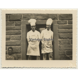 Stuttgart / Germany: 2 Bäcker - Bäckermütze / Bakers (Vintage Photo ~1940s)