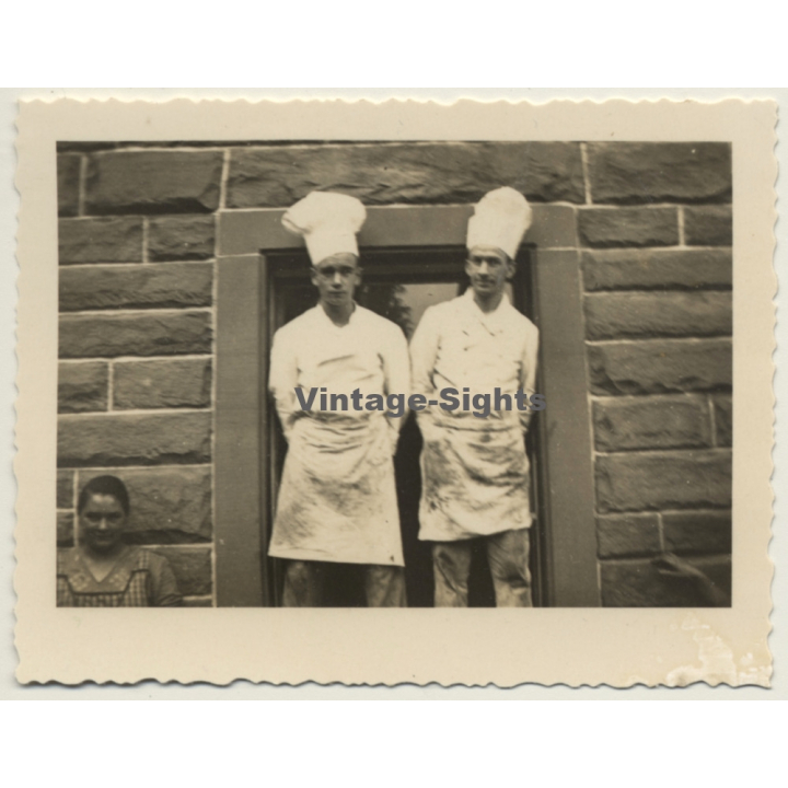 Stuttgart / Germany: 2 Bäcker - Bäckermütze / Bakers (Vintage Photo ~1940s)