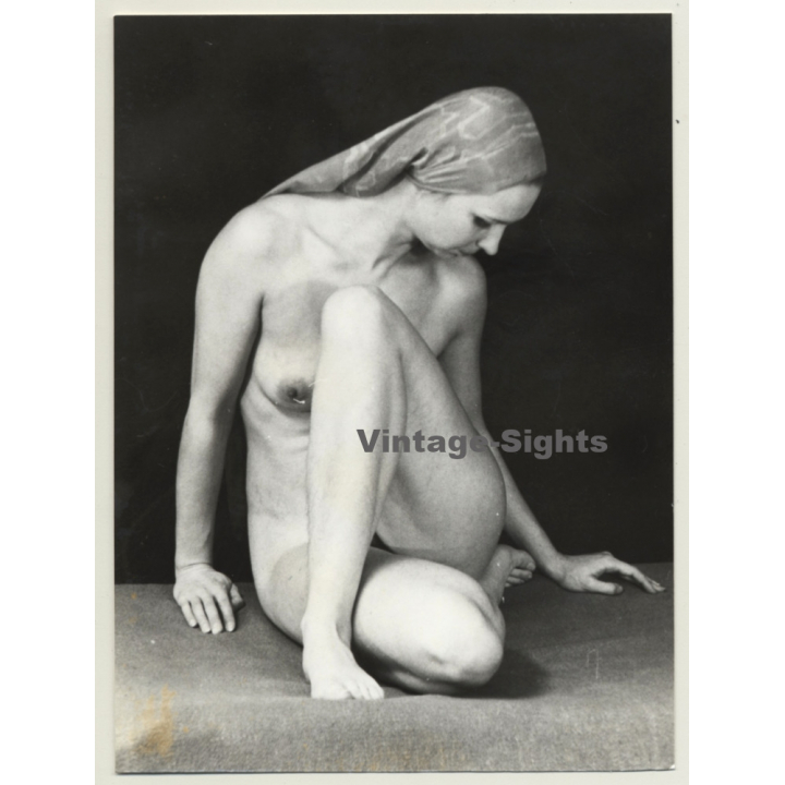 Natural Pretty Nude With Headscarf *7 / Sitting (Vintage Photo Germany ~ 1960s)