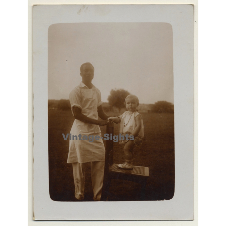 Congo Belge: Indigenous Man & Colonial Baby Girl (Vintage Photo 1933)