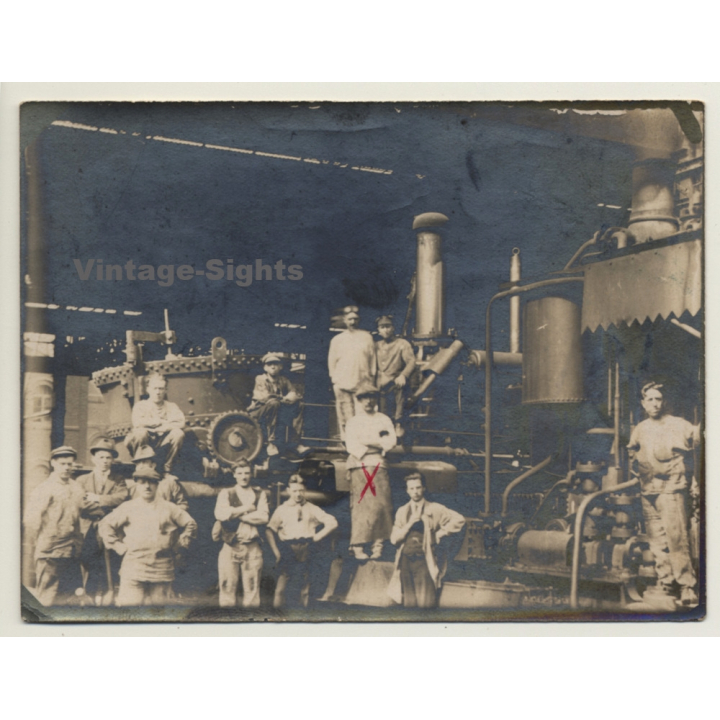 Group Of Workers In Engine Room / Industry (Vintage Photo ~1900s/1910s)
