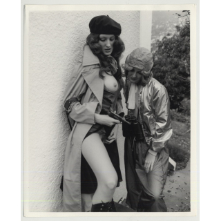 Female Gangsters On The Run 5 / Gun Loaded? Perfect Breasts - Lesbian INT (Vintage Photo Master 60s/70s)