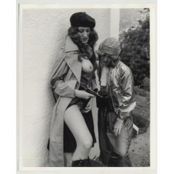 Female Gangsters On The Run 5 / Gun Loaded? Perfect Breasts - Lesbian INT (Vintage Photo Master 60s/70s)
