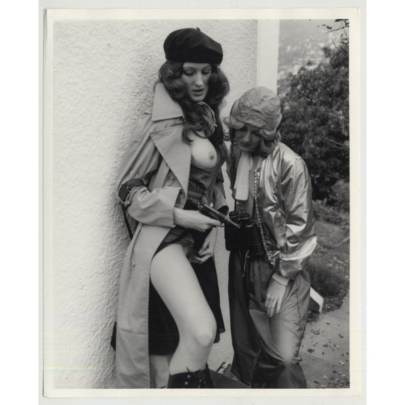 Female Gangsters On The Run 5 / Gun Loaded? Perfect Breasts - Lesbian INT (Vintage Photo Master 60s/70s)