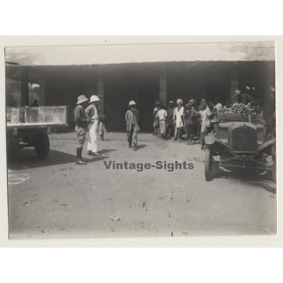 Congo Belge: Natives Unloading Fruits From Car / Colonial Masters (Vintage Photo ~1910s/1920s)