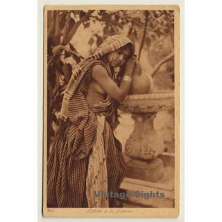 Lehnert & Landrock N° 205: Fillette À La Fontaine / Risqué - Ethnic (Vintage PC ~1920s)