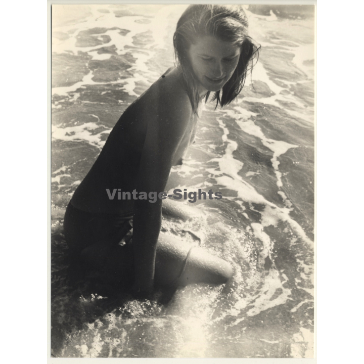 Jerri Bram (1942): Pretty Topless Woman Kneeling In Surf (Vintage Photo ~1970s/1980s)