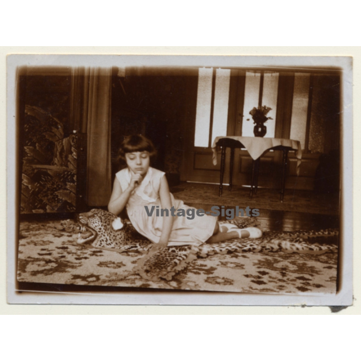 Little Girl Lingers On Real Leopard Skin / Colonial Times - Belgium? (Vintage Photo ~1920s/1930s)