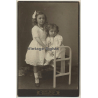 Atelier Apollo - F. Prügel / Dresden: 2 Little Girls / Sisters (Vintage Cabinet Card ~1910s/1920s)