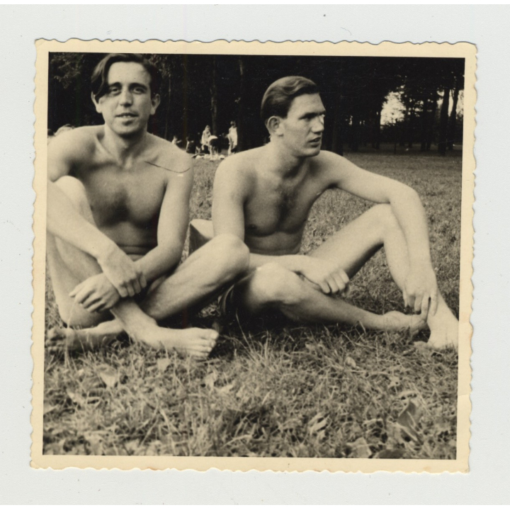 2 Handsome Nude Men Sitting In The Grass / Gay INT (Vintage Amateur Photo 1930s/1940s)