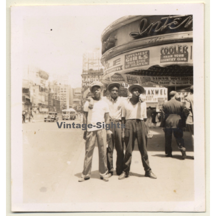 N.Y. / USA: 3 Cool Buddies In Front International Casino / Milton Berle (Vintage Photo 1939)