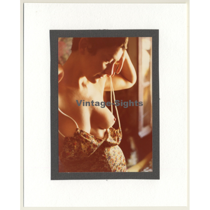 R.Folco: Natural Shorthaired Woman Takes Off Top / Boobs (Vintage Photo France 1980s)