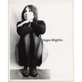 Jerri Bram (1942): Intense Portrait Of Pretty Female In The Squat (Vintage Photo ~1970s)